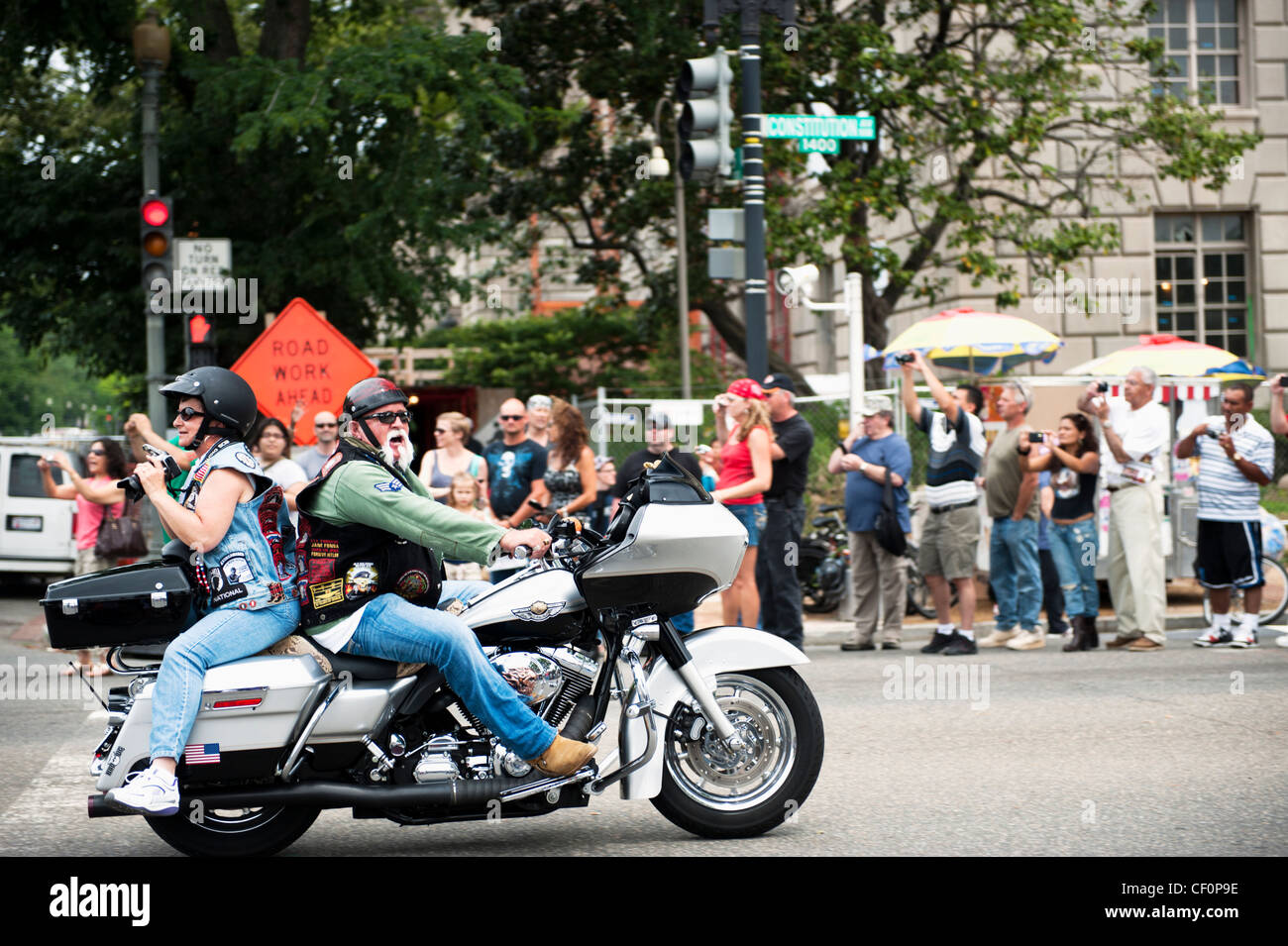 Un couple d'âge moyen sur une moto avec une dame assis à l'envers la prise de photos Washington DC Rolling Thunder Memorial Day Banque D'Images