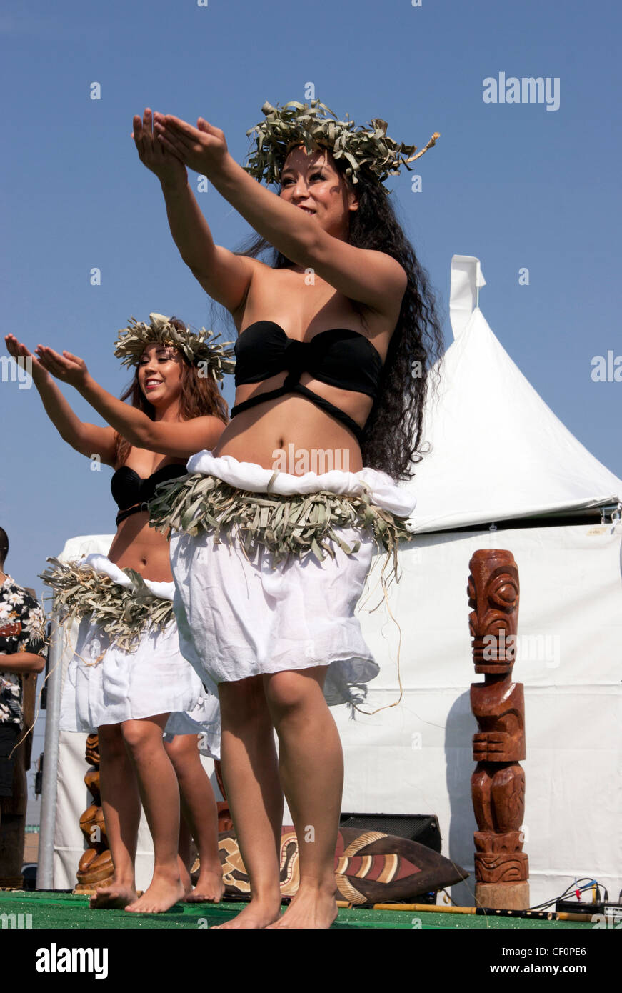 Les jeunes danseurs de hula performing on stage Banque D'Images