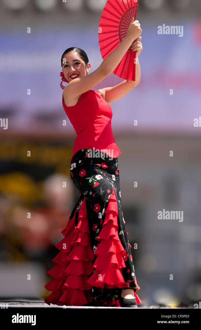 Jeune danseuse flamenco posant avec un ventilateur rouge Banque D'Images