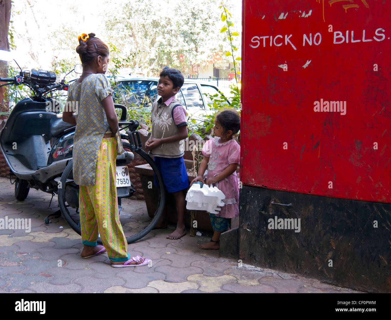 Deux soeurs et un frère de sans-abri sur les rues de Mumbai, Maharashtra, Inde Banque D'Images