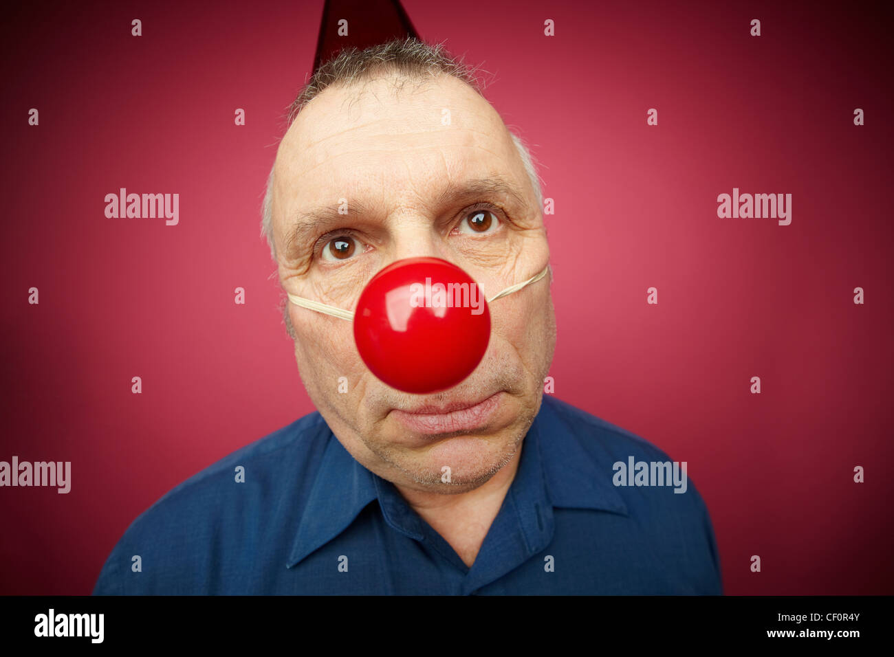 Portrait de malheureux avec un nez rouge de célébrer toutes les fools day Banque D'Images