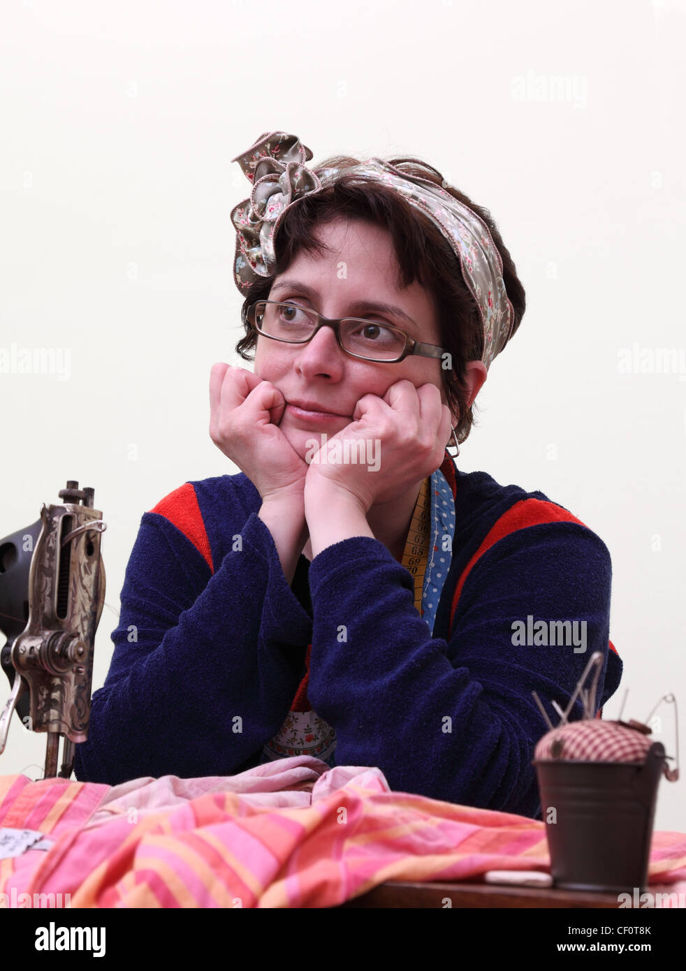 Portrait d'une couturière à son travail dans l'atelier. Banque D'Images