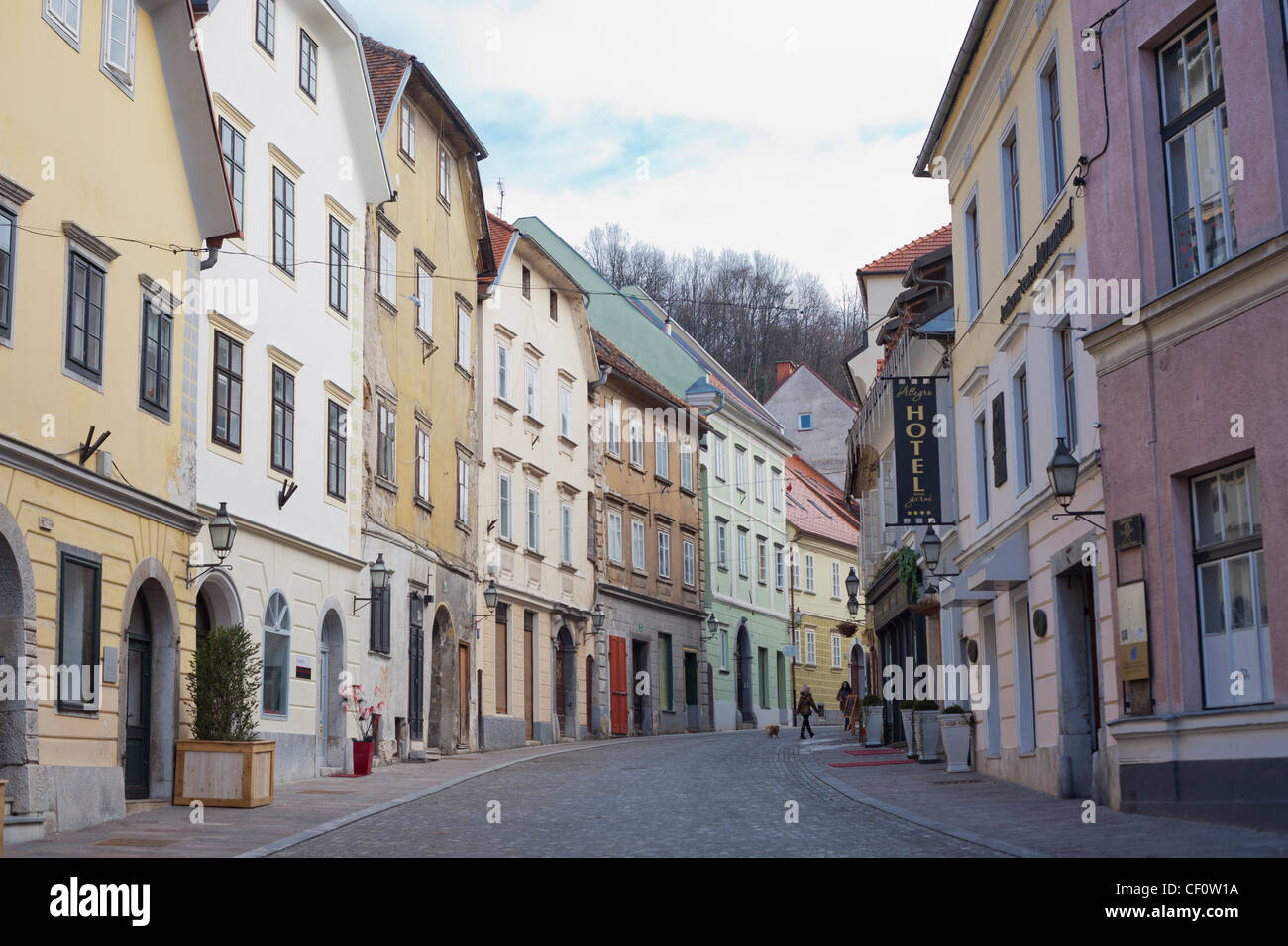 Voir l'autre côté de la rue à Ljubljana vers l'hôtel signe. Banque D'Images