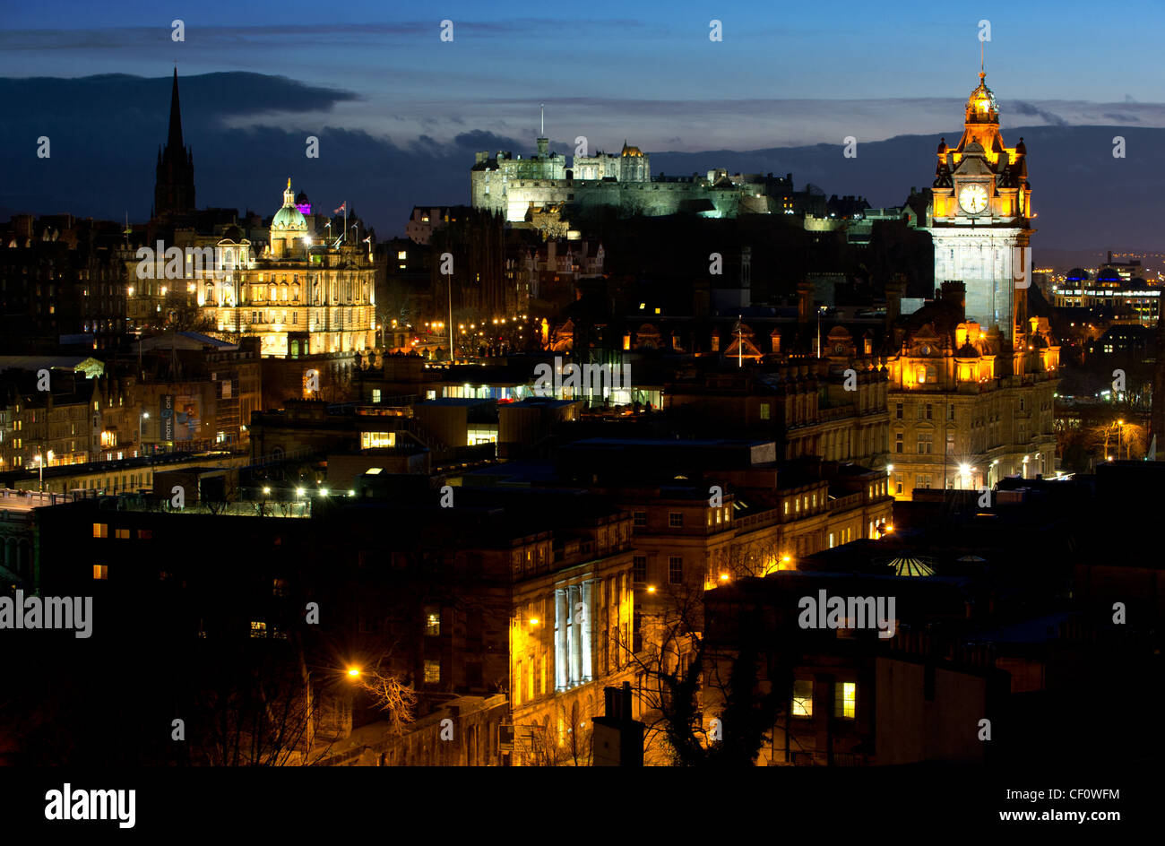 Vue depuis Calton Hill, à Édimbourg au château la nuit. Banque D'Images