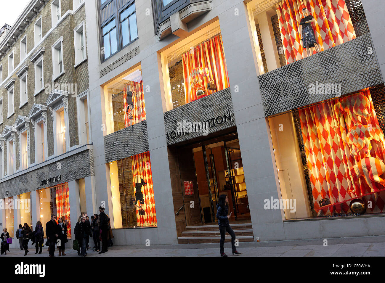 L'extérieur de la louis vuitton flagship store dans le quartier chic de New Bond Street à Londres. Banque D'Images