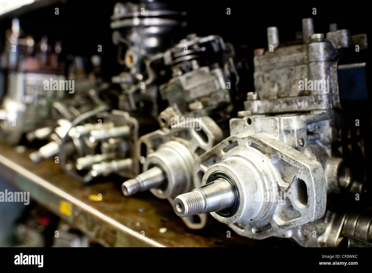 Pièces de remplacement de la pompe à carburant voiture assis sur étagère Banque D'Images