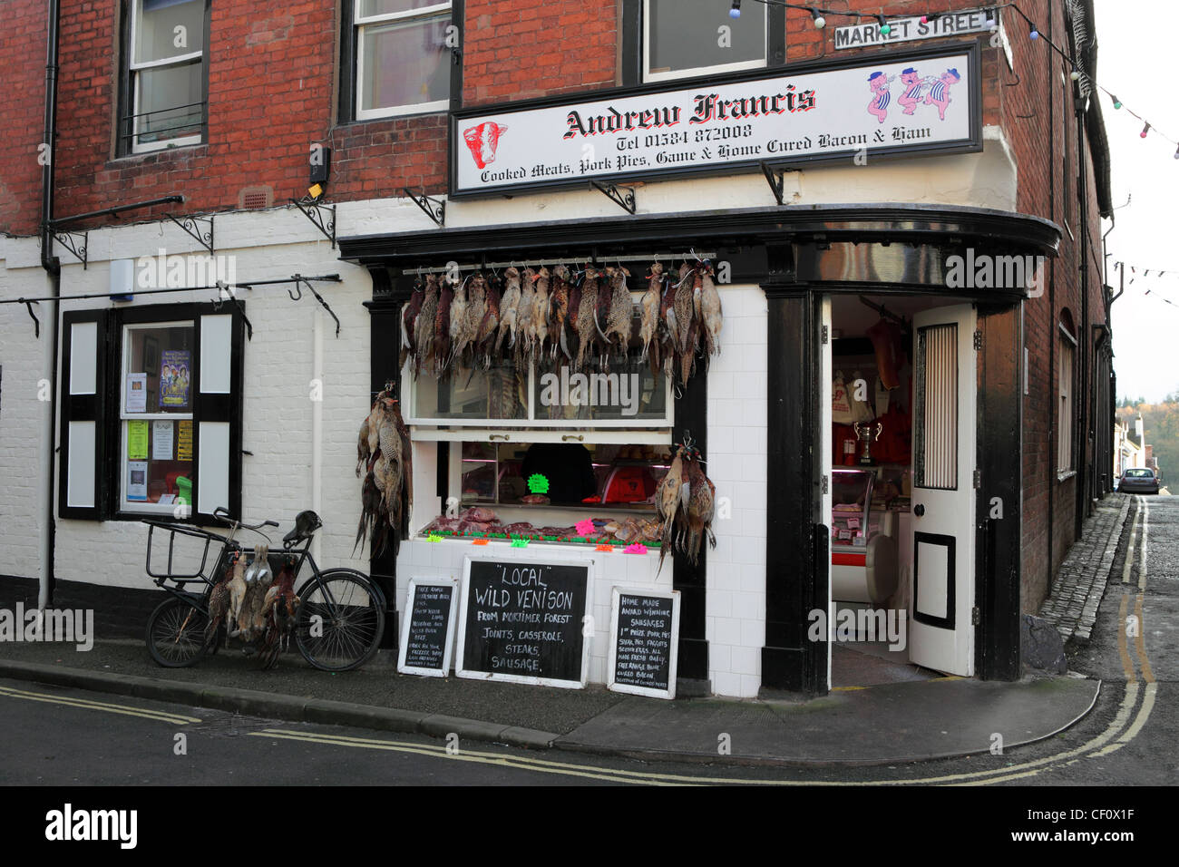 Ludlow bouchers Andrew Francis, situé dans la rue du marché près de la Place du Château Banque D'Images
