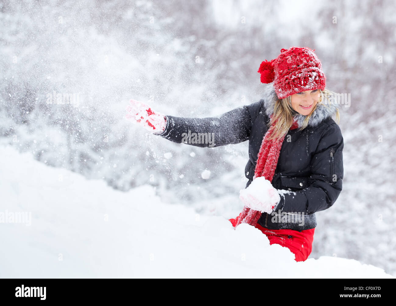Femme d'être atteint par une boule de neige en hiver. Banque D'Images