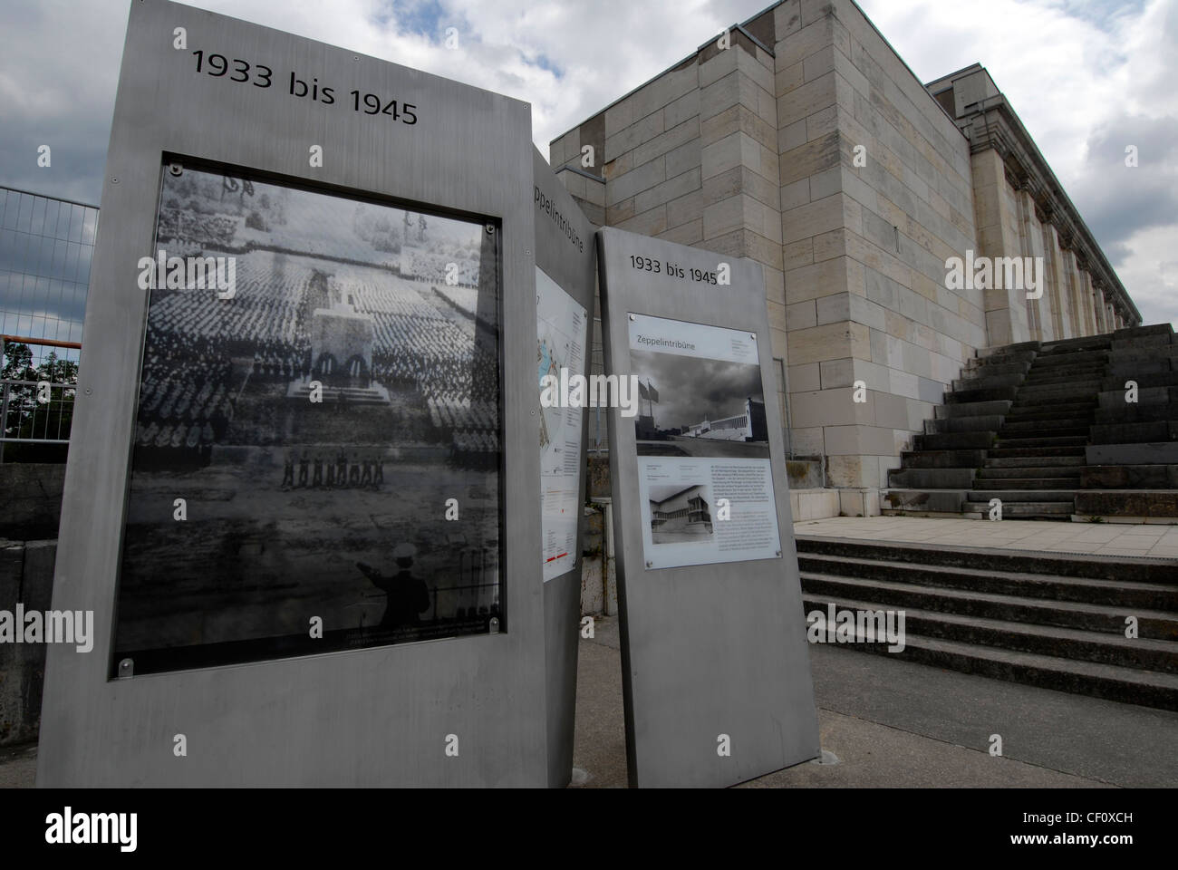 Une photo des lieux de rassemblement nazi est exposée à la tribune dans les anciens lieux de rassemblement nazi à Nuremberg, en Bavière, en Allemagne. Banque D'Images