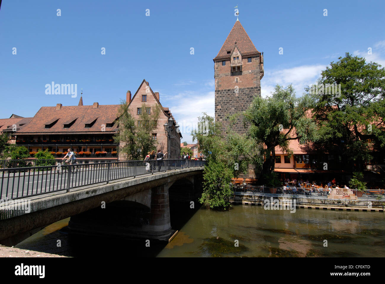 Le Heubrucke (pont de Heu) et la tour de Malé Debotrs (prison pour débiteurs) au-dessus de la rivière Pegnitz à Nuremberg, en Allemagne Banque D'Images