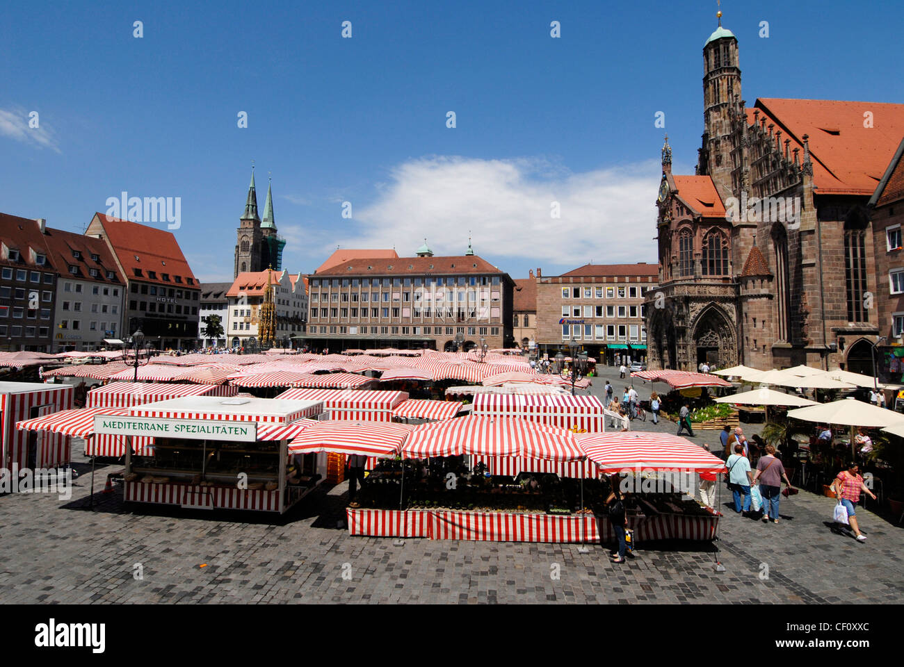 La principale place du marché de Nuremberg, 'La Hauptmarkt' et l'Frauren Kirche ( femme).L'Allemagne Banque D'Images