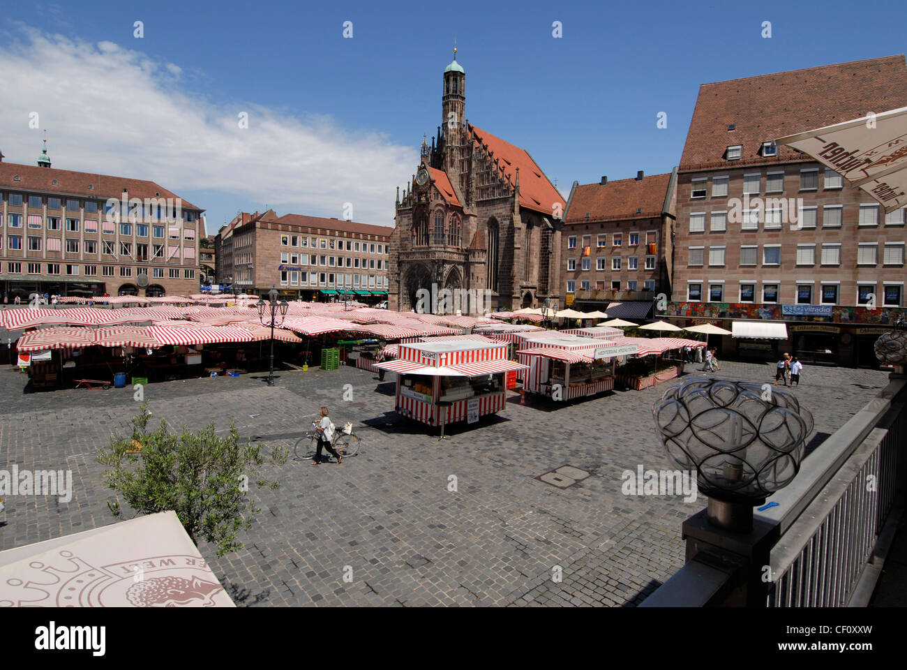 La place principale du marché de Nuremberg (Hauptmarkt) et la Frauren Kirche (église de la femme).Bavière, Allemagne Banque D'Images