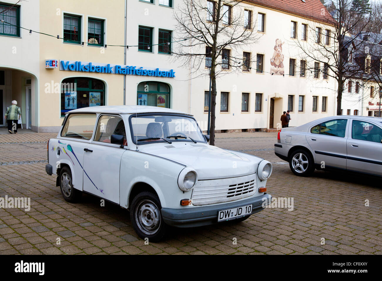 Trabant est-allemand jusqu'au parking des magasins. Banque D'Images