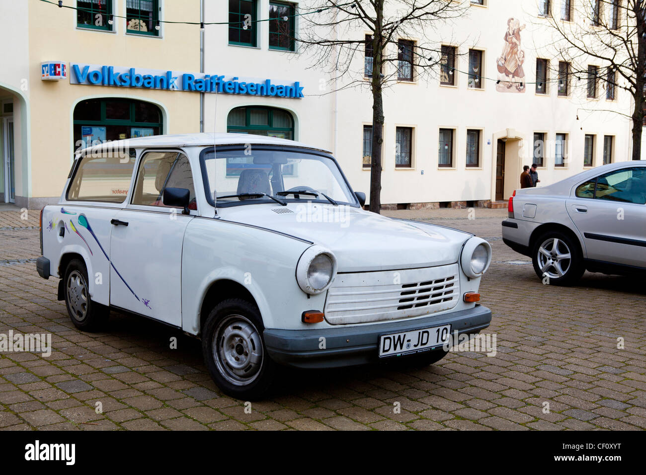 Trabant est-allemand jusqu'au parking des magasins. Banque D'Images