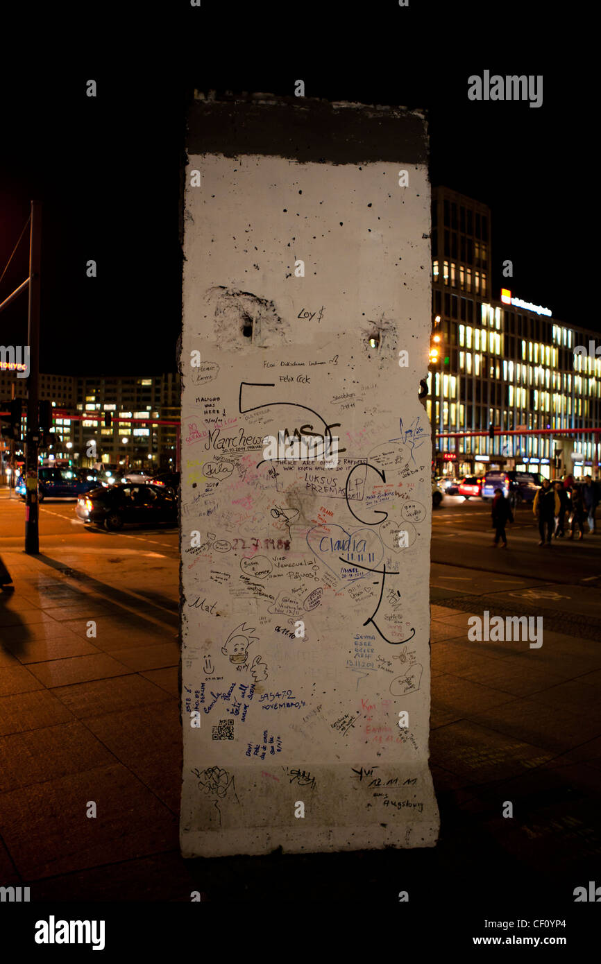 Segment de mur de Berlin, de la Potsdamer Platz, Berlin, Allemagne. Toujours dans sa position initiale. Banque D'Images