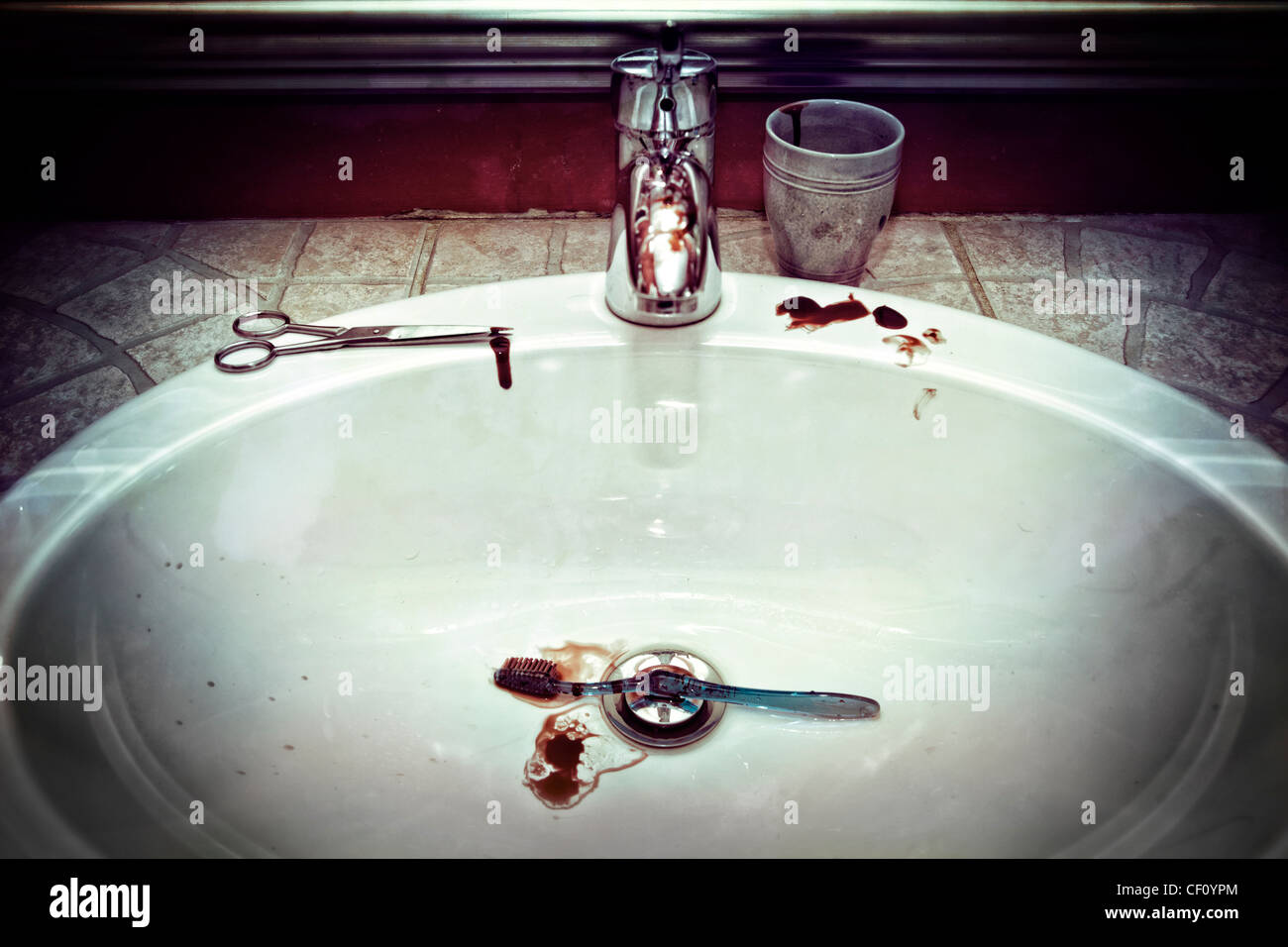L'eau du robinet et évier, brosse et ciseaux avec taches de sang Banque D'Images
