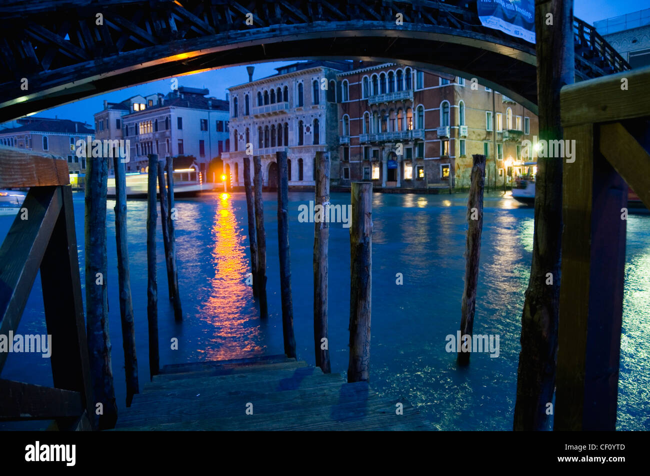 Vue de nuit en dessous de Ponte dell'Accademia, Venise, Italie Banque D'Images