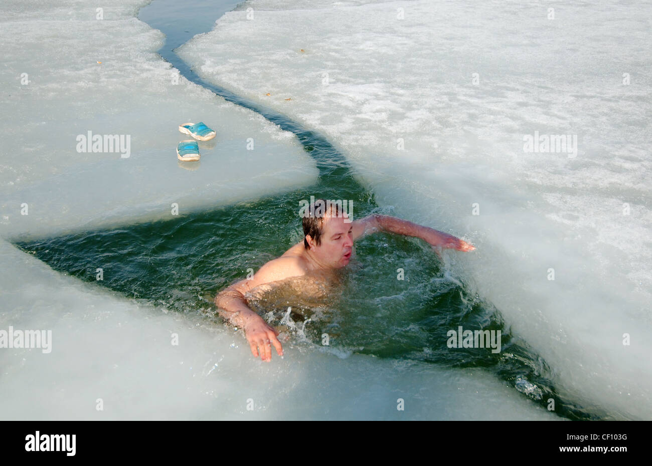 L'homme nage dans le trou dans la glace, Odessa, Ukraine, Europe de l'Est, de l'Europe Banque D'Images