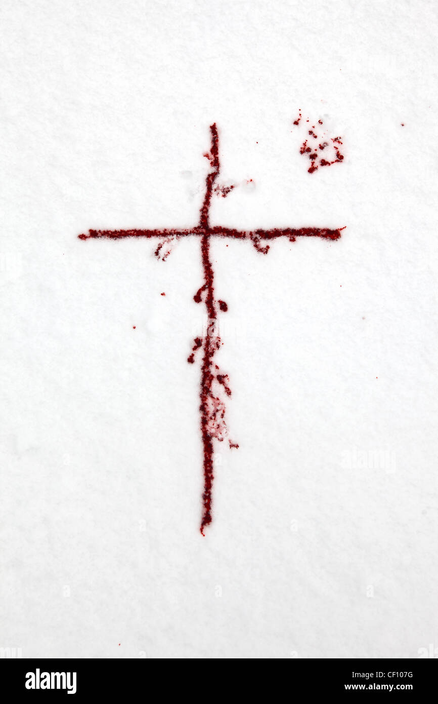 Une croix de sang dans la neige Banque D'Images