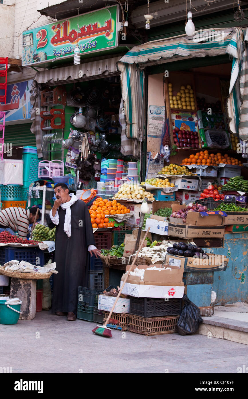L'Égypte, Assouan, vendeur de fruits avec ses produits Banque D'Images