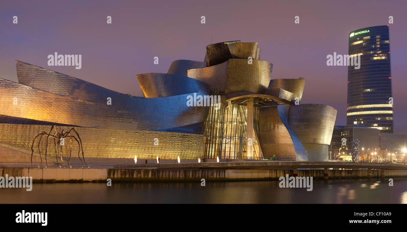 Guggenheim Museum et tour Iberdrola, Bilbao, Bizkaia, Espagne Banque D'Images