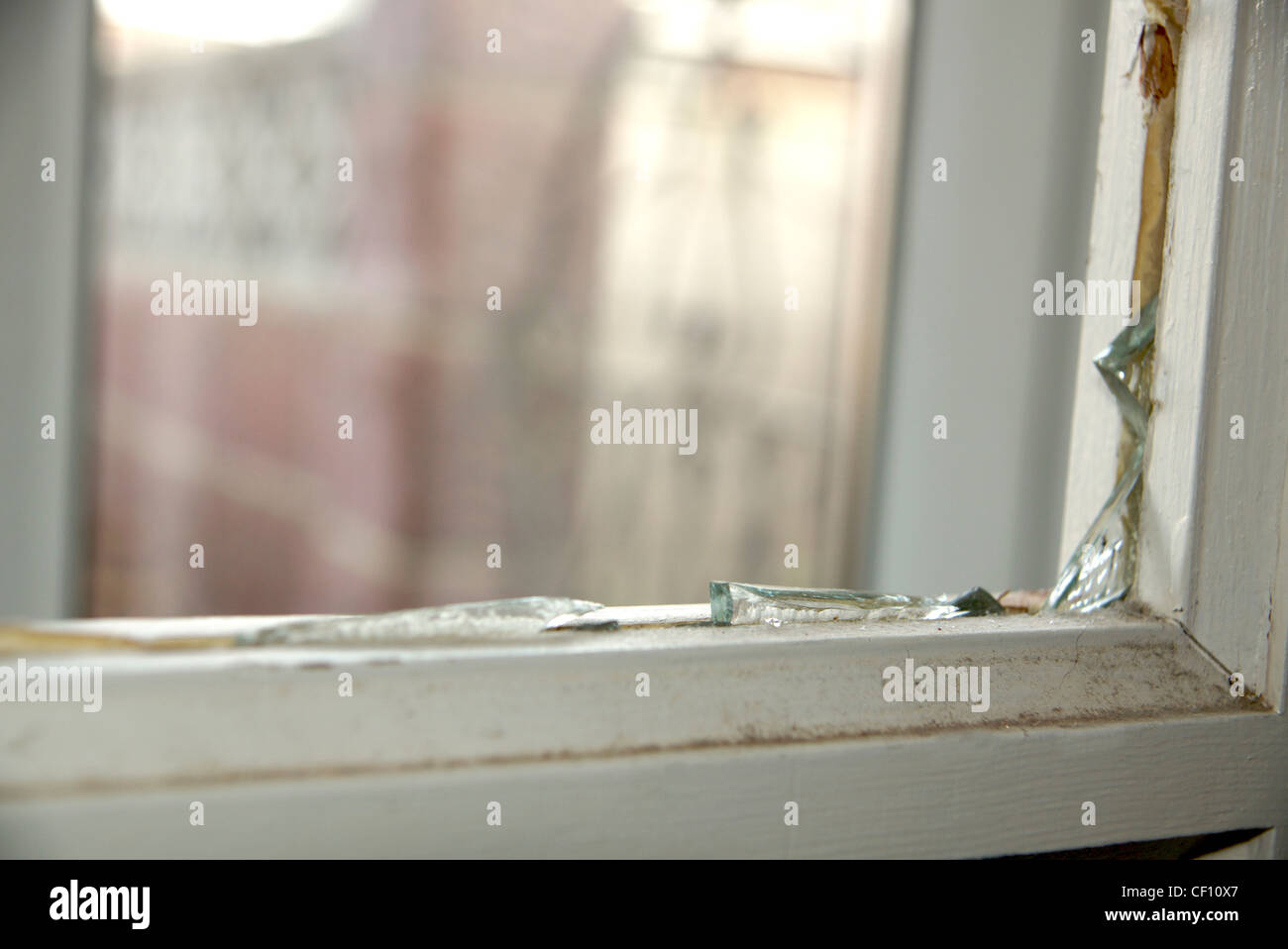 Fenêtre cassée dans un volet porte avant avec shattered & éclats de verre Banque D'Images