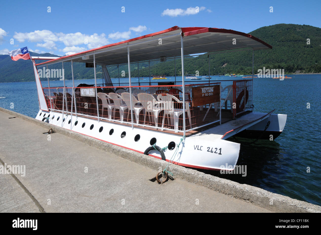 Une embarcation de plaisance sur le lac Villarrica, Pucon, Chili, région de l'Araucanie Banque D'Images