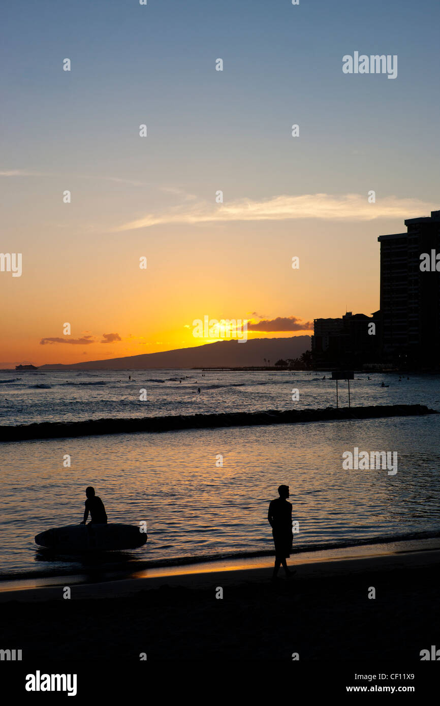 Surfeurs de Waikiki Beach Banque D'Images