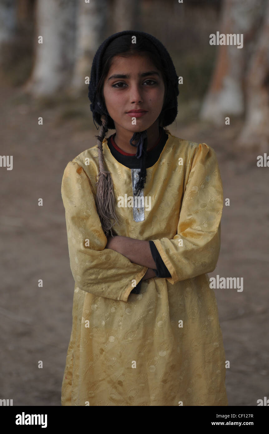 Une petite fille portant un foulard noir au village de pêcheurs, près de Fateh Jang, Punjab, Pakistan Banque D'Images