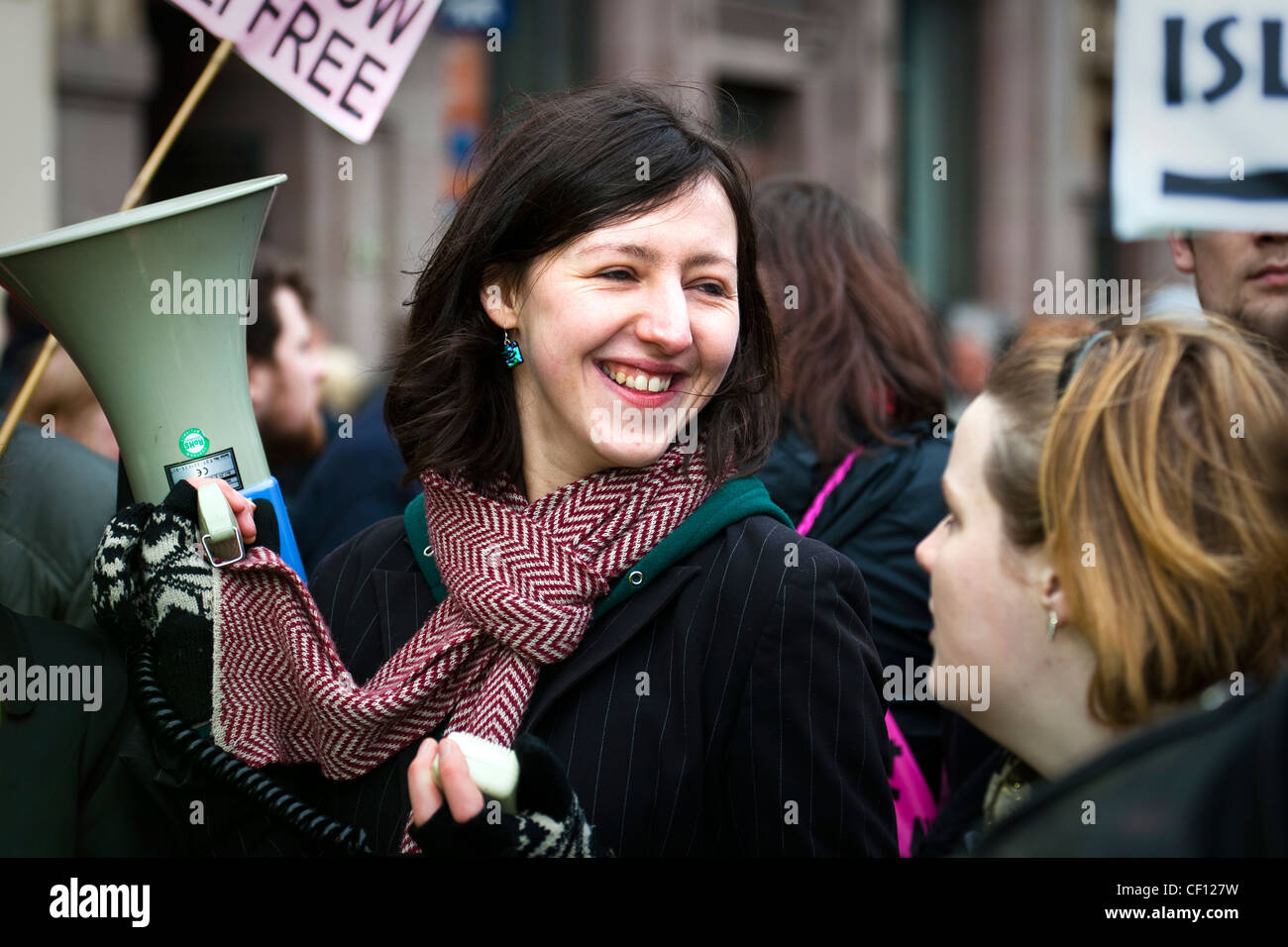 Une jeune femme avec un haut-parleur à une manifestation de rue contre le  racisme, Glasgow, Ecosse Photo Stock - Alamy