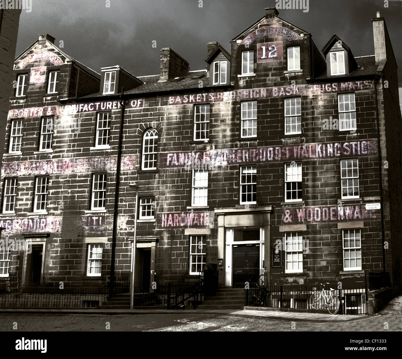 L'écriture par caractères iconographiques anciennes sur les bâtiments de l'université à 12 Nicholson Square, Édimbourg, Écosse Lothians, Ville , Royaume-Uni Banque D'Images