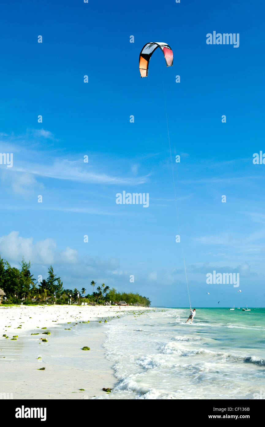 Kite surfer à Paje, Zanzibar, Tanzanie Banque D'Images