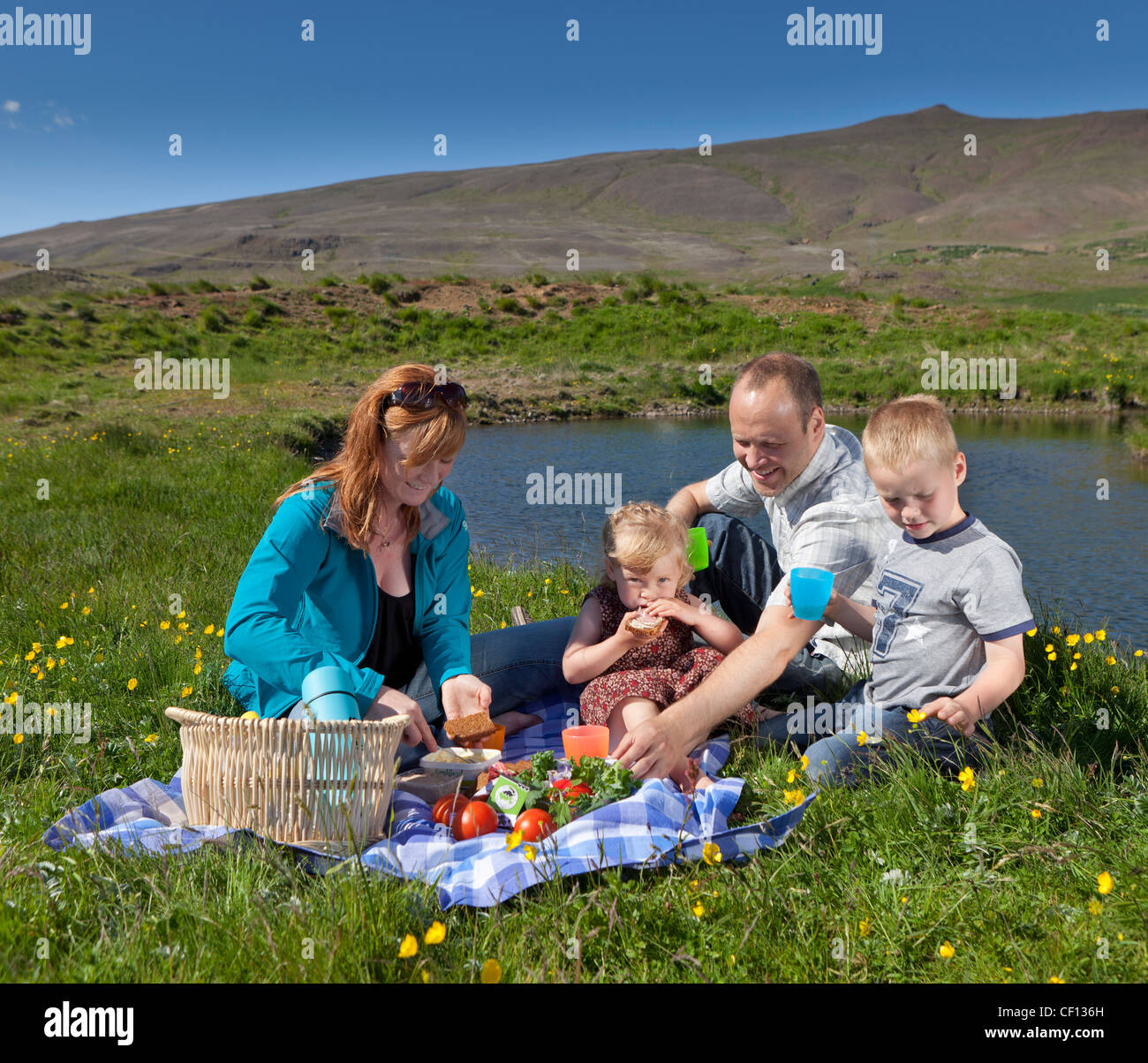 Un pique-nique, la famille Hvalfjordur Islande Banque D'Images