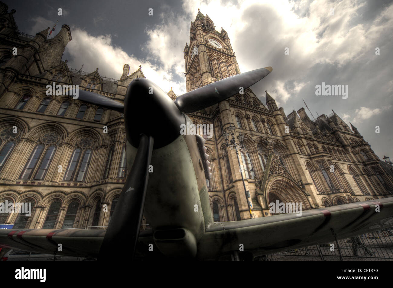 Avion Spitfire en face de l'hôtel de ville de Manchester, Lancashire, England UK Banque D'Images