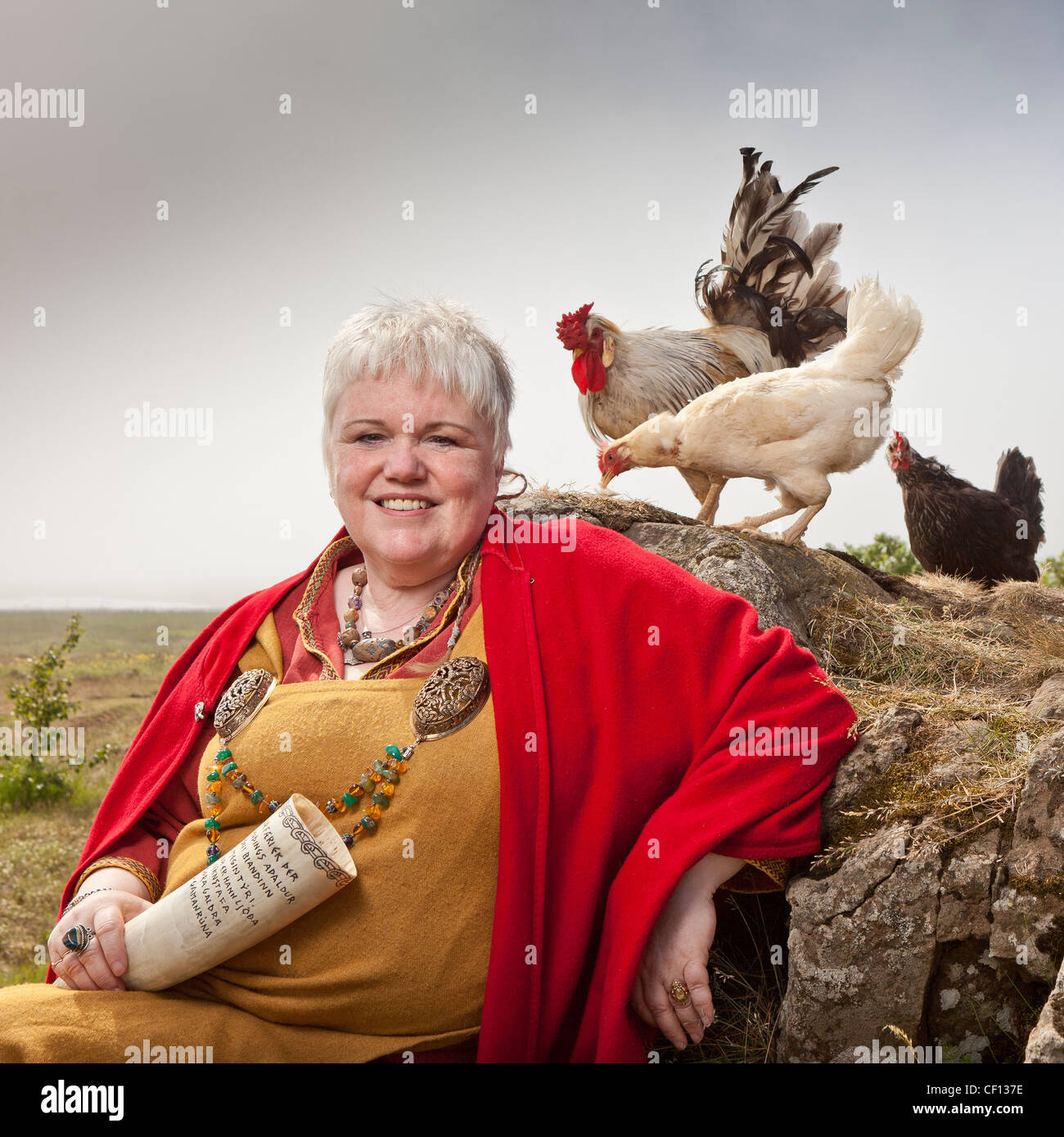 Femme prêtre islandais sur sa ferme avec des poules, Hvalfjordur, Islande Banque D'Images