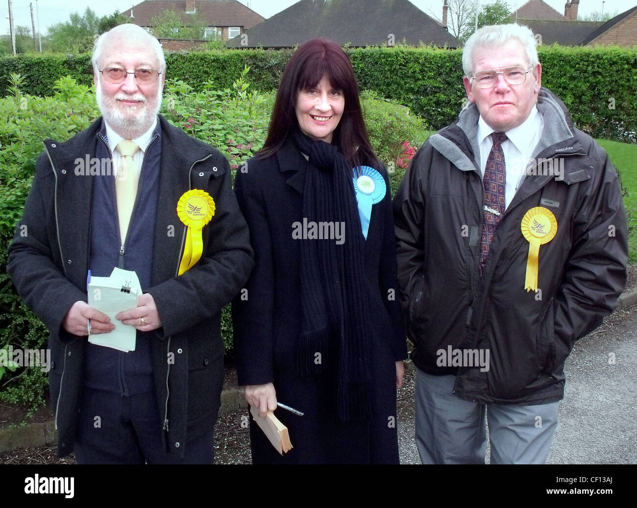 Les candidats aux élections locales Conservateur Libéral (Conservateur) à l'extérieur du bureau de vote, Grappenhall Grappenhall warrington, au sud de la bibliothèque Banque D'Images