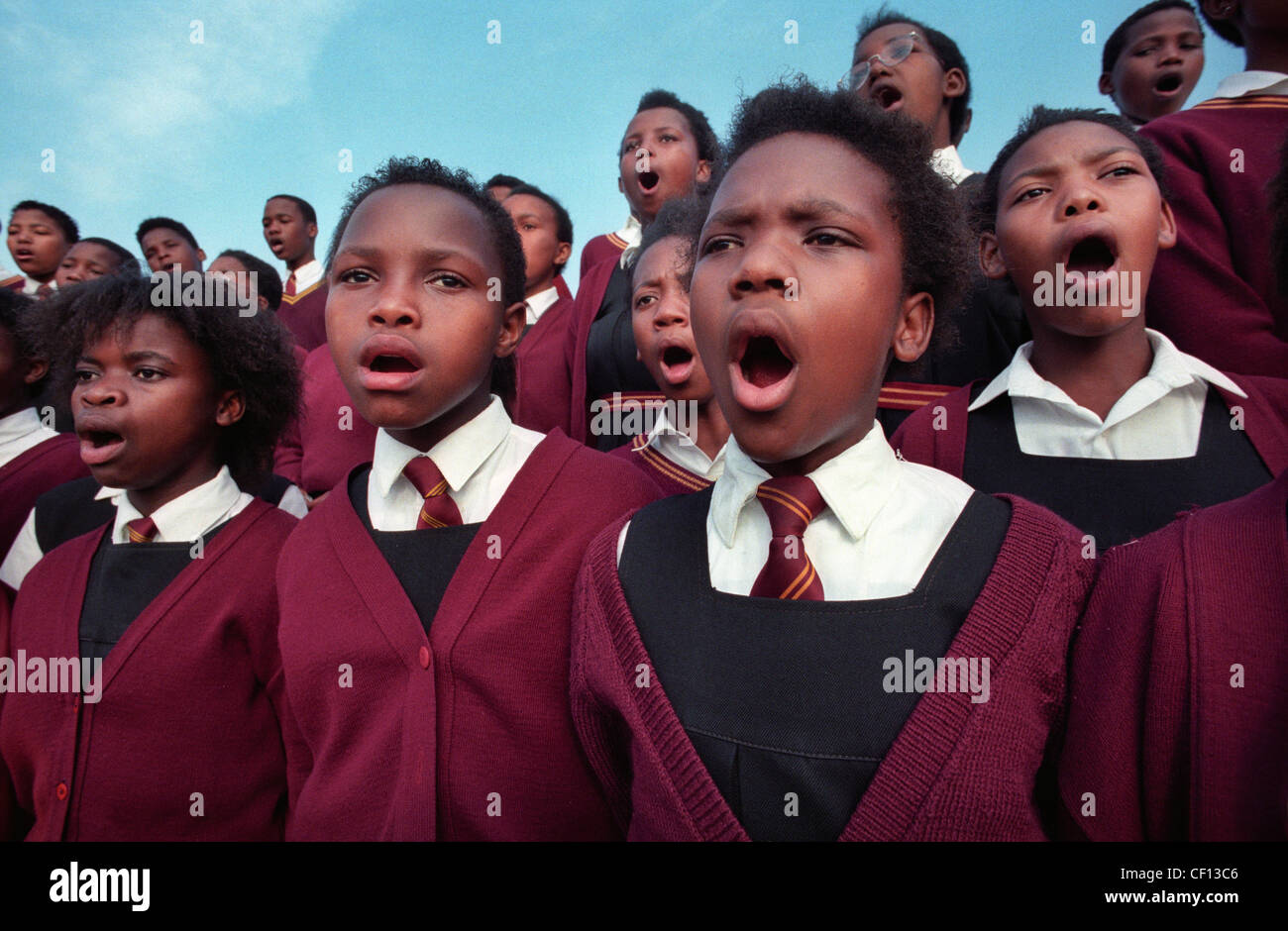 Les écoliers noirs chantent en choeur leur école à Port Elizabeth, Afrique du Sud. Banque D'Images