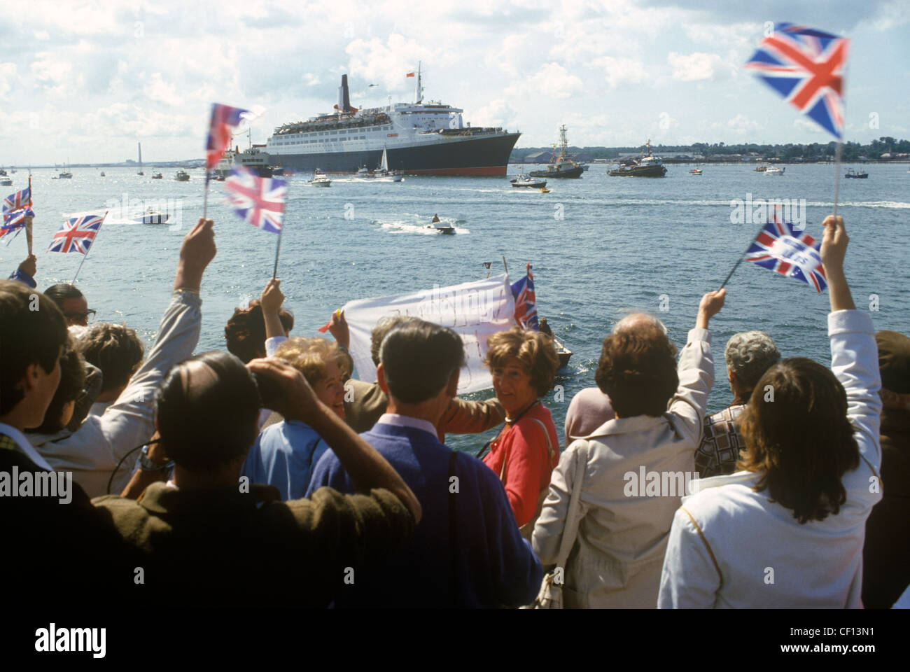Queen Elizabeth 2 vaisseau. QE2 retournant à Southampton de la guerre des Malouines le 11 juin 1982. Le transporteur de troupes arrivant à Southampton Docks familles et amis saluent leurs proches de retour. Juin 1982 1980, Royaume-Uni HOMER SYKES Banque D'Images