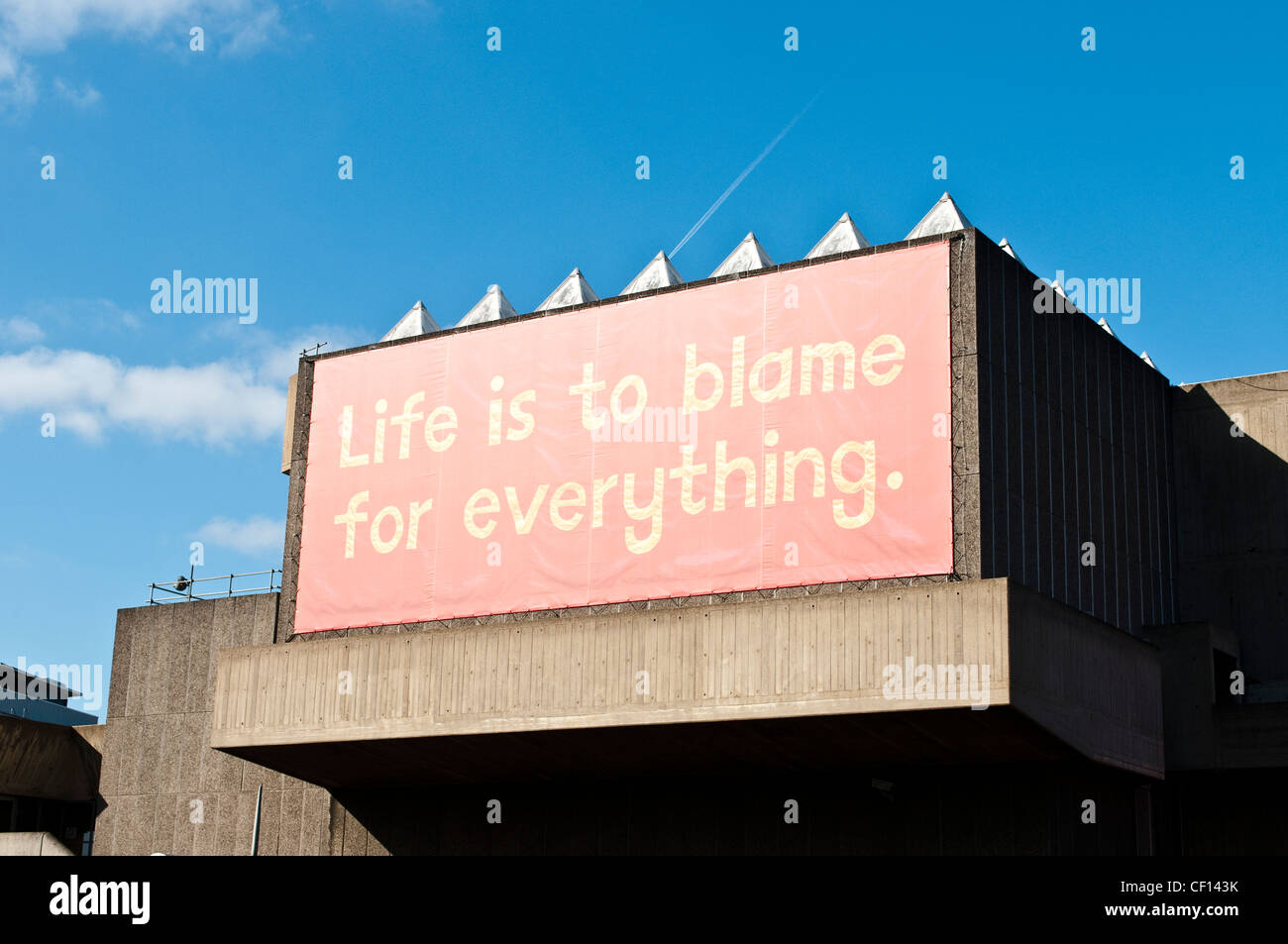 La vie est à blâmer pour tout, la publicité de bannière exposition à la Hayward Gallery, South Bank, Londres, UK Banque D'Images