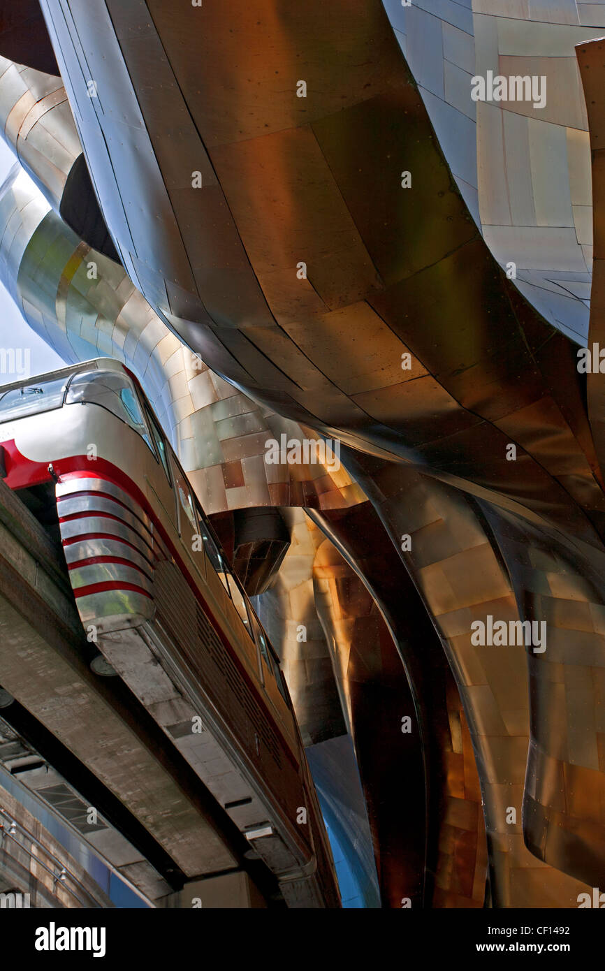 Monorail passant par le projet d'expérience de la musique musée. Seattle Center. Seattle. L'État de Washington. USA Banque D'Images