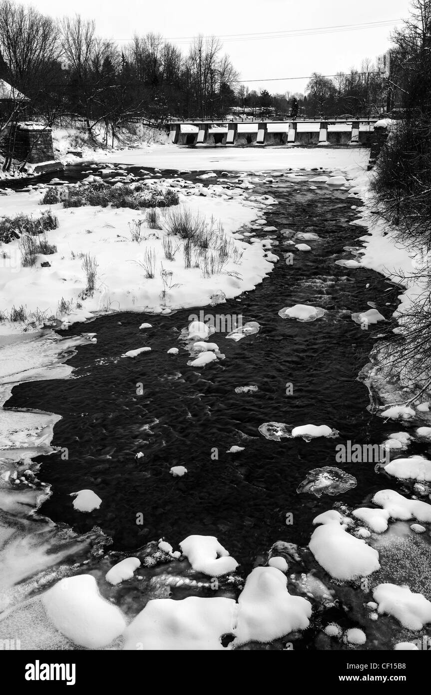 Barrage de contrôle avec l'hiver iceflow le long de la pittoresque rivière Rideau à Manotick, Ontario, Canada. Banque D'Images