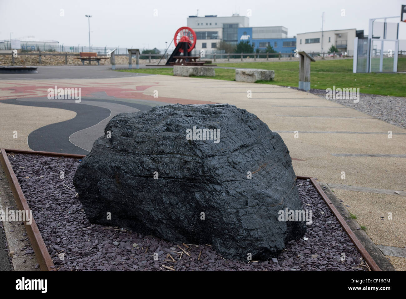 Grand morceau de charbon extrait sur l'affichage dans la baie de Cardiff, pit roue tête en arrière-plan Banque D'Images
