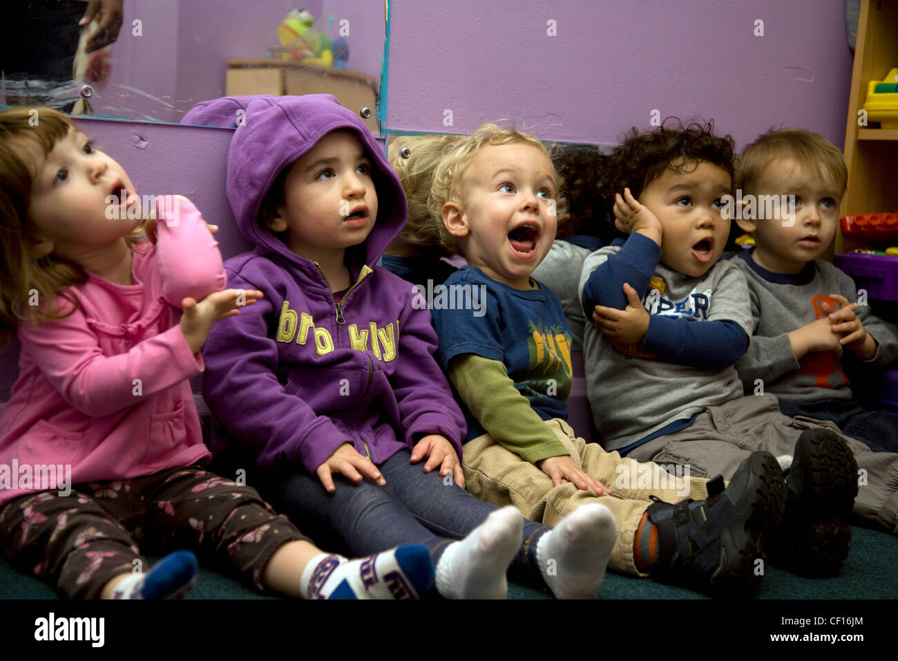 Nous sommes les enfants d'école maternelle/early learning centre dans le quartier de Kensington multiculturelle très Brooklyn, NY Banque D'Images