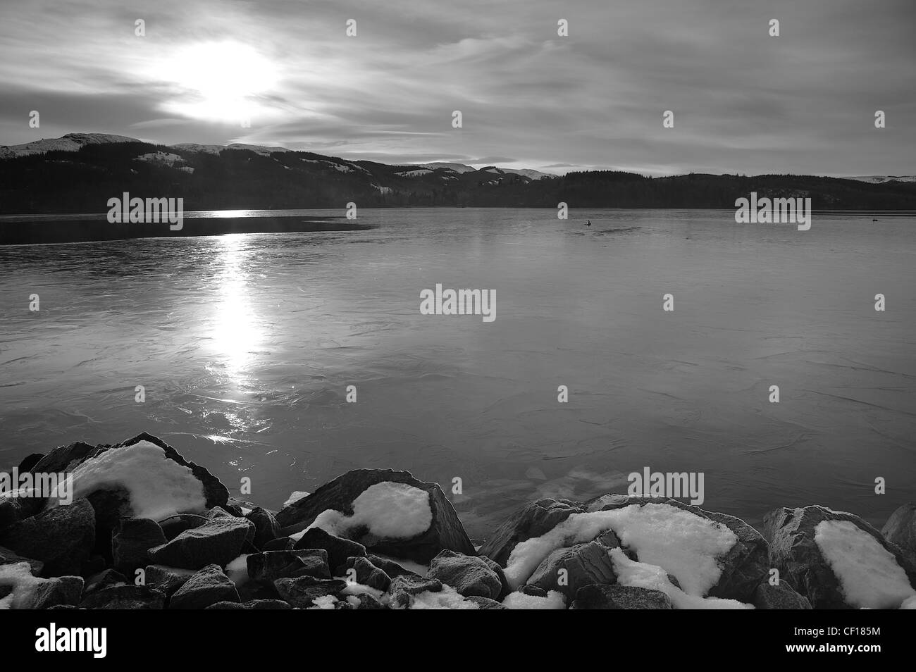 Photographie de Loch Vennacher dans les Trossachs en hiver sur une journée très froide au coucher du soleil Banque D'Images