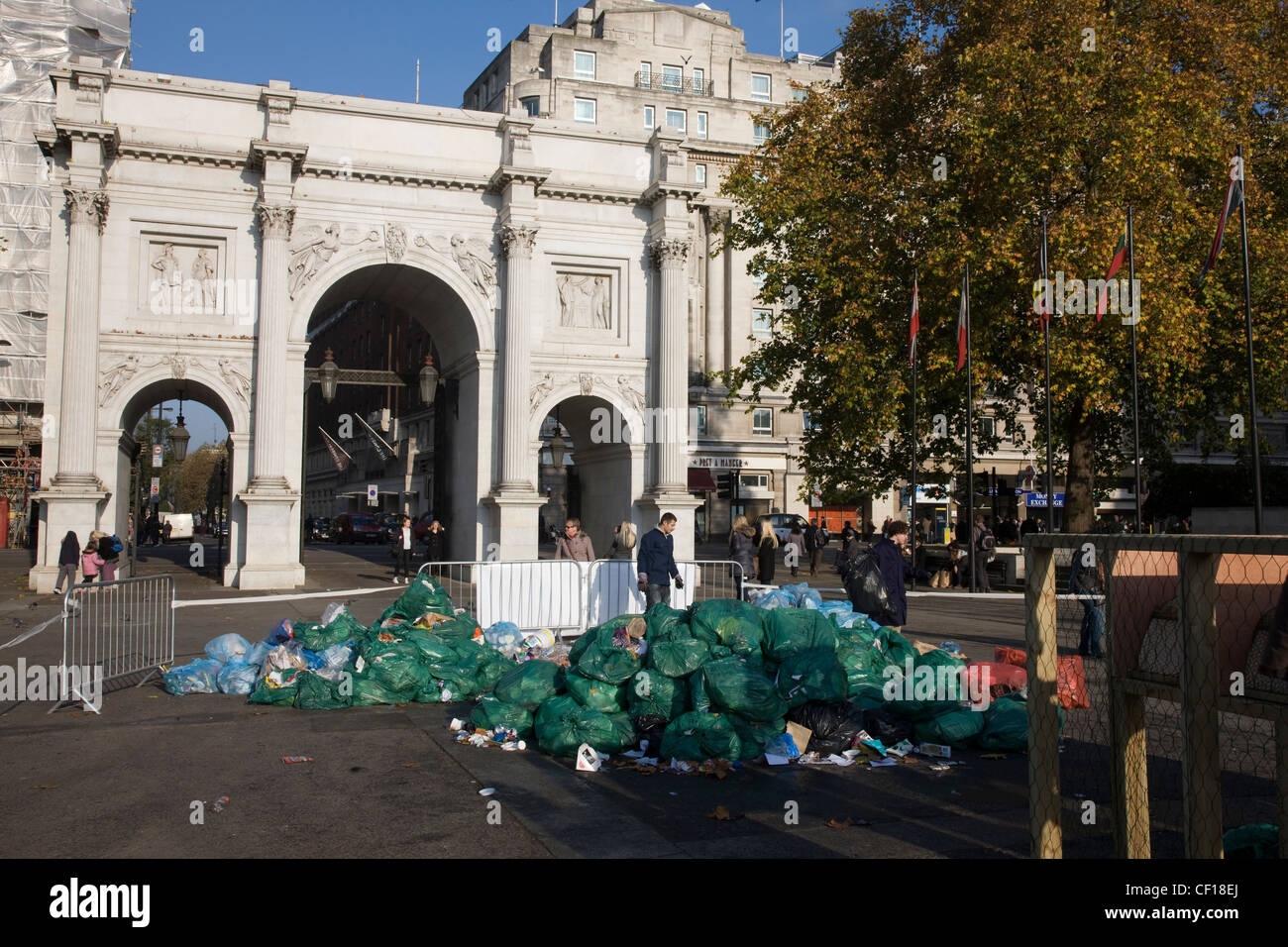Sacs poubelle pleine de détritus entassés en face de Marble Arch, prêt à  être façonné en une sculpture en forme de l'arc Photo Stock - Alamy