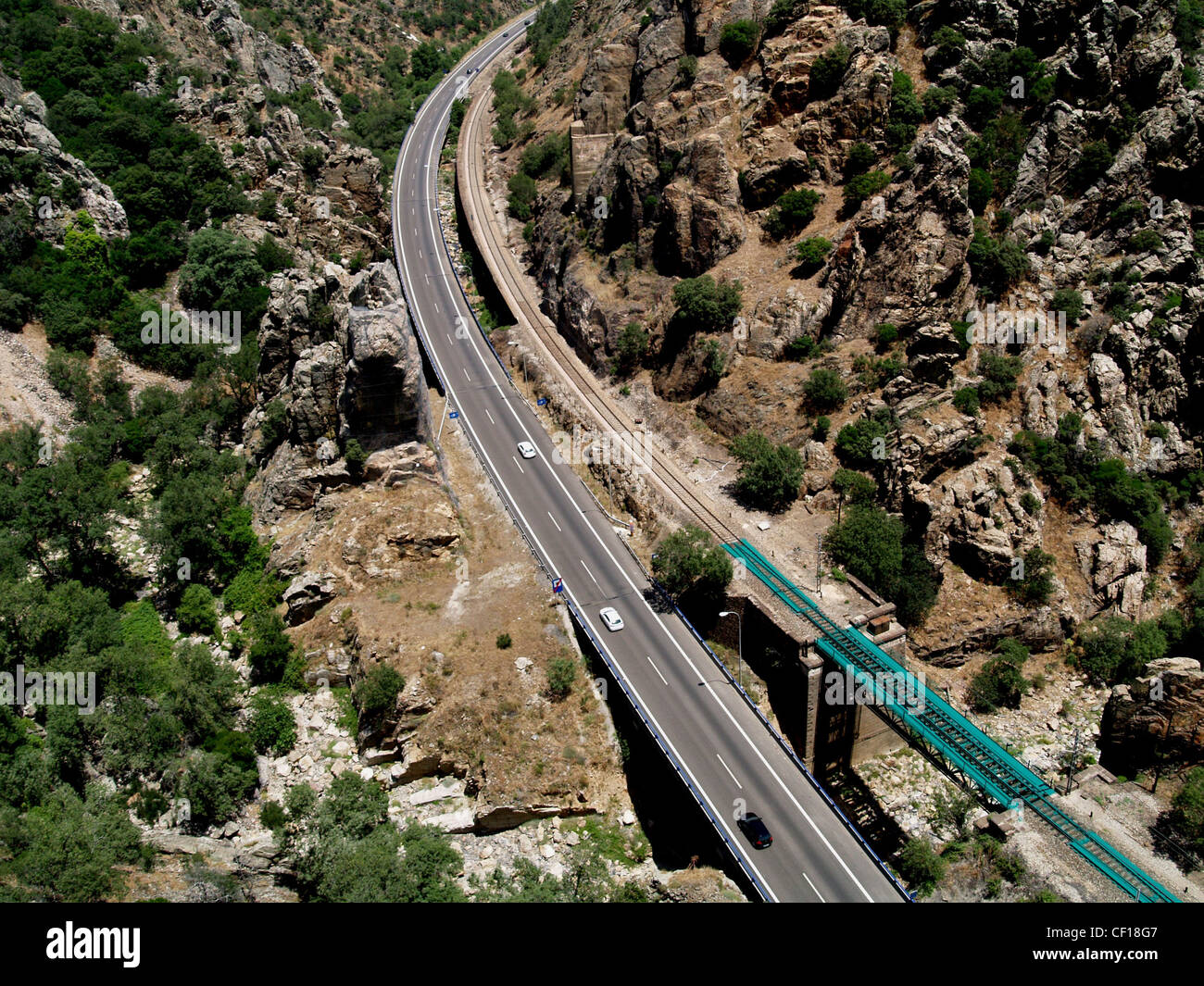 Route et chemin de fer dans les montagnes espagnoles, sur la route au sud de Madrid à Grenade Banque D'Images