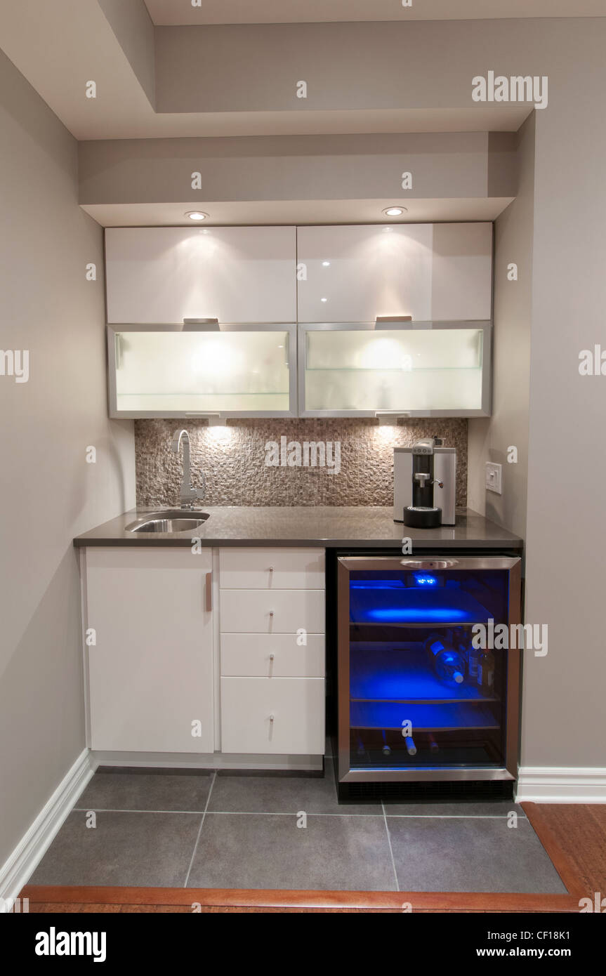 Un mini bar et d'un réfrigérateur résidentiel de luxe en sous-sol Photo  Stock - Alamy