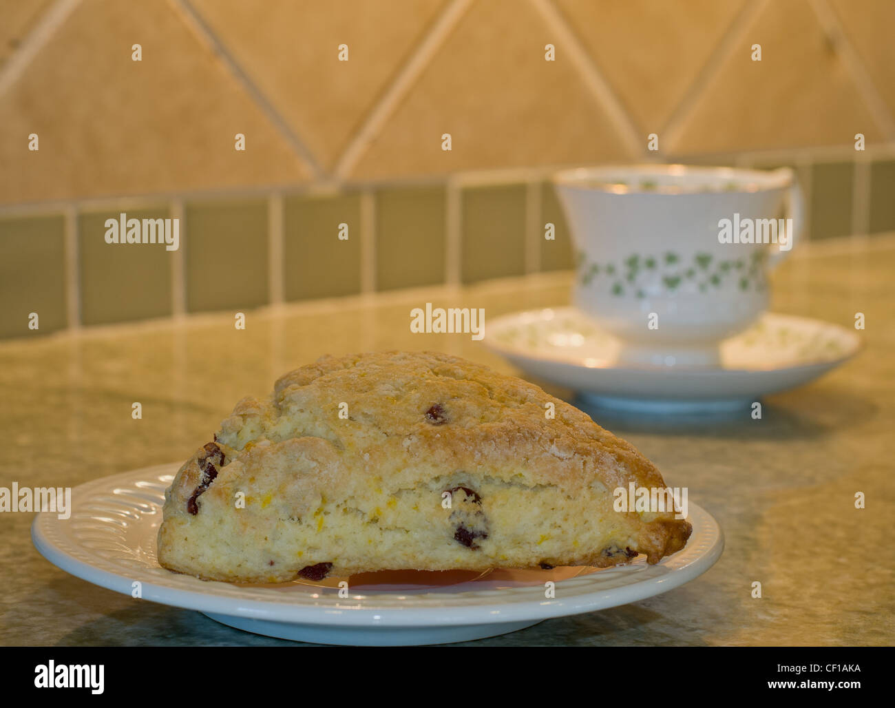 Scone et tasse de thé Banque D'Images