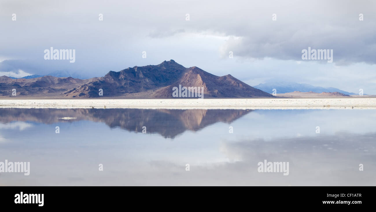 Reflet des montagnes au loin dans une piscine à la Bonneville Salt Flats Banque D'Images