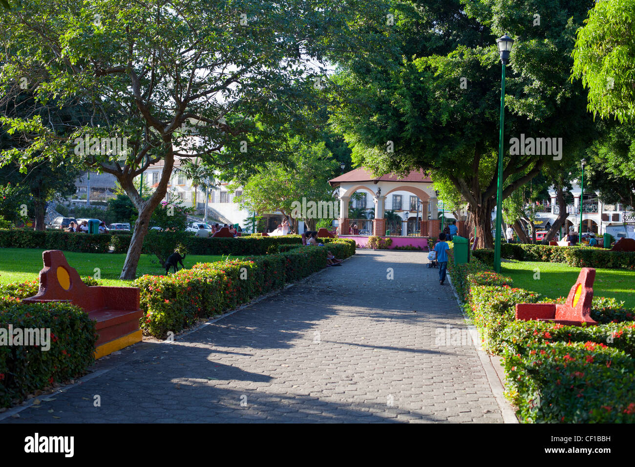 La petite place de la ville, ou Zocalo, est le centre culturel de la petite ville de La Crucecita, au Mexique. Banque D'Images